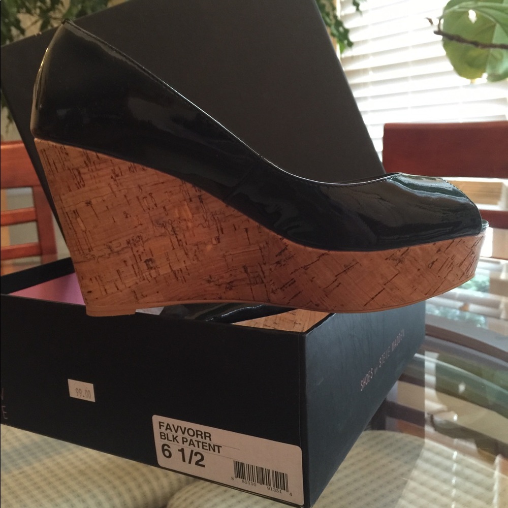 Steve Madden 6.5M Patent peep toe wedge pumps